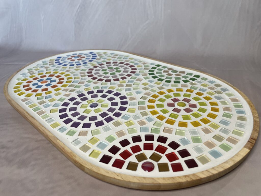 Handgemaakte decoratieve serveerplank XL | mandala mozaïek