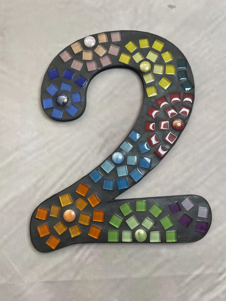 Huisnummer 2 mozaïek zwart - 20 cm