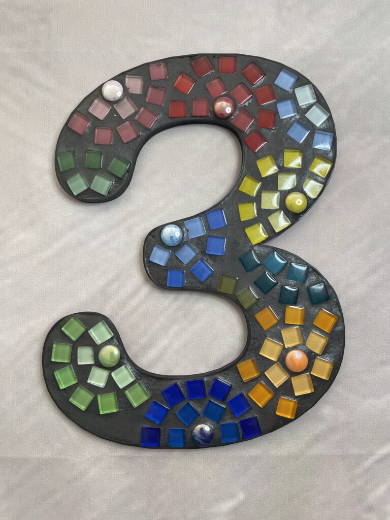 Huisnummer 3 mozaïek zwart - 20 cm