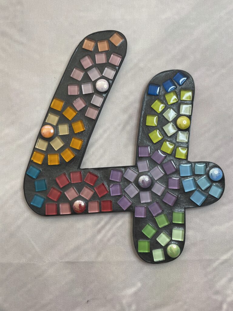 Huisnummer 4 mozaïek zwart - 20 cm