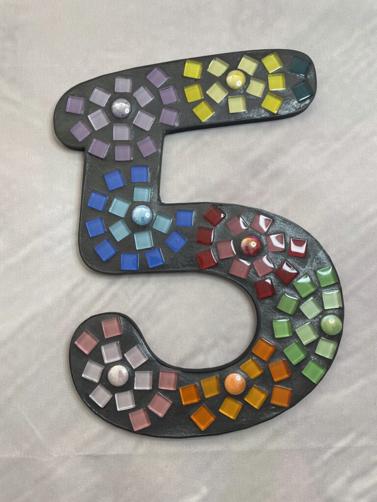 Huisnummer 5 mozaïek zwart - 20 cm
