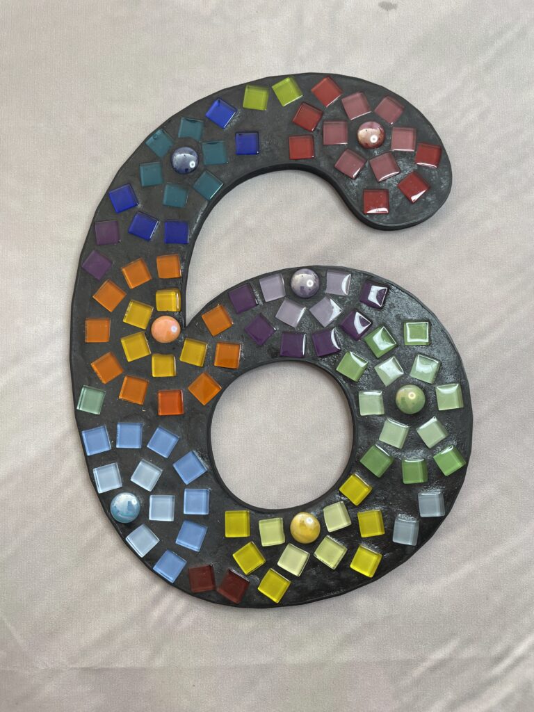 Huisnummer 6 mozaïek zwart - 20 cm