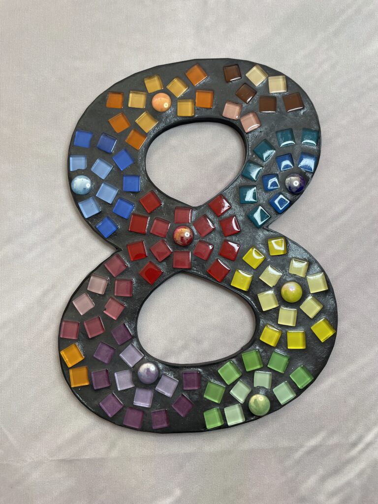 Huisnummer 8 mozaïek zwart - 20 cm