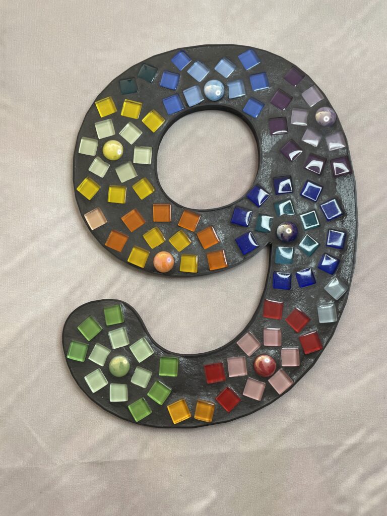 Huisnummer 9 mozaïek zwart - 20 cm