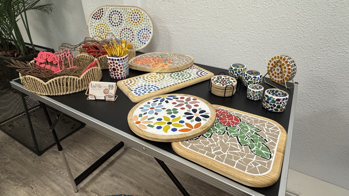 Kleurrijke mozaïekvoorbeelden op de inspiratietafel