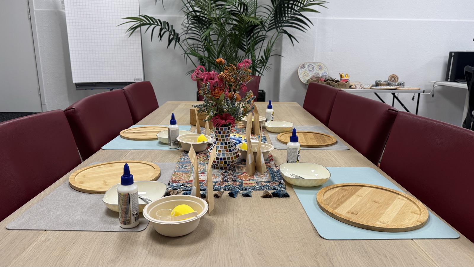 De klaargezette workshoptafel in Delft met materialen en mozaïekvazen